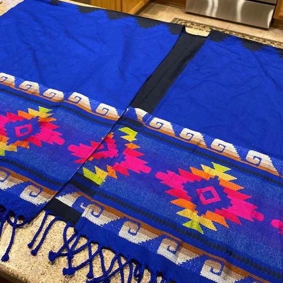 Wool Women’s Wrap or Cape Colorful Aztec Type Design Made in Ecuador One Size - Picture 1 of 16